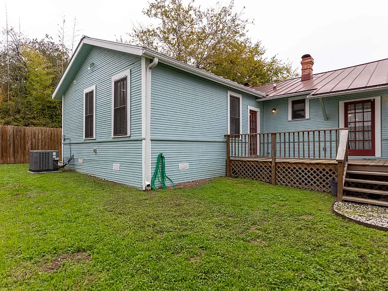 1121 E Crockett St — Photo 38