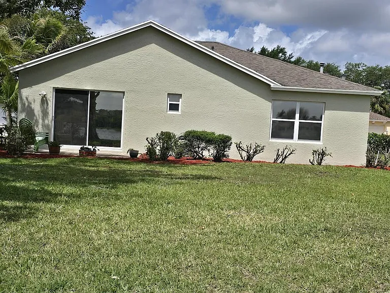 241 SW Lake Forest Way — Photo 2