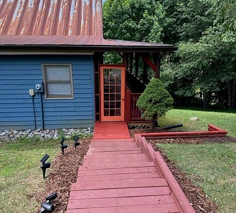 2nd image of 124 Winterplace Ln