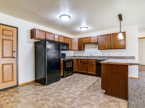 Country Meadows, 2016 33rd St NW #207, Minot, ND 58703