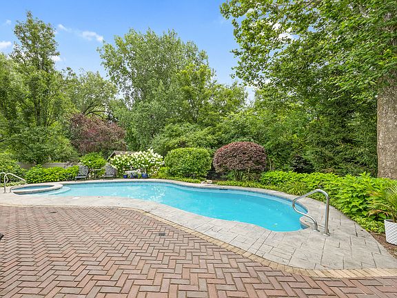 3rd image of 331 Brookside Cir