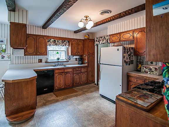5th image of 83 Clairmont Dr