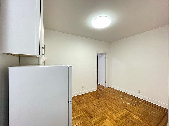 5th image of 89 Crooke Ave #3C