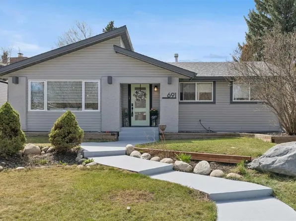 691 E Brookpark Dr SW, Calgary, AB T2W 2X2