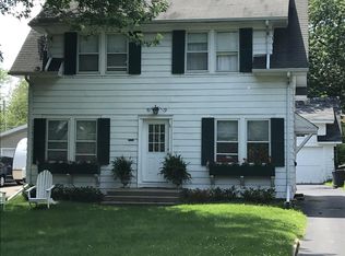 1322 Edgewood Rd, Lake Forest, IL 60045