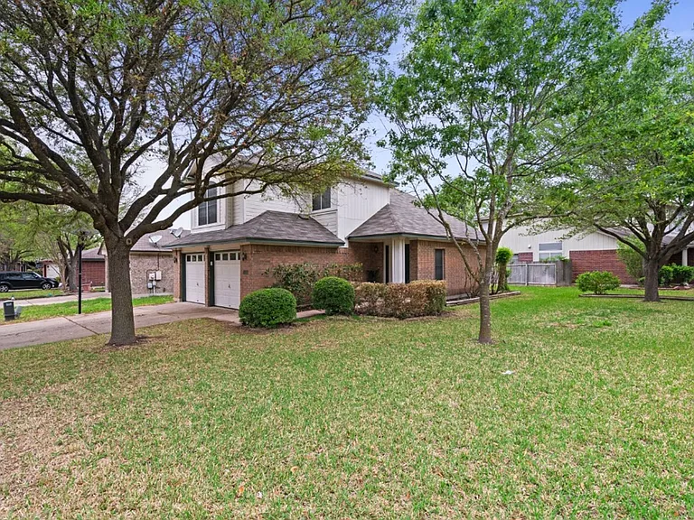 1401 Thibodeaux Dr — Photo 2