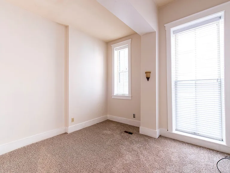 116 E Oak St — Photo 7