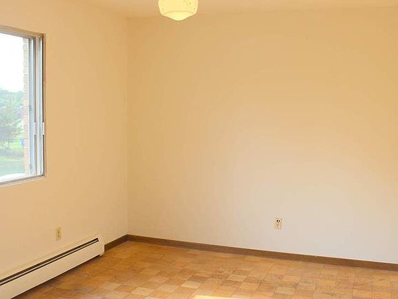 5th image of 83 Arlington Ave W APT 202