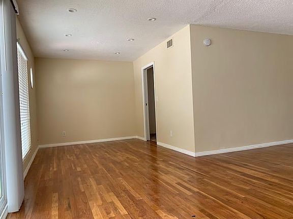 5th image of 23227 Victory Blvd