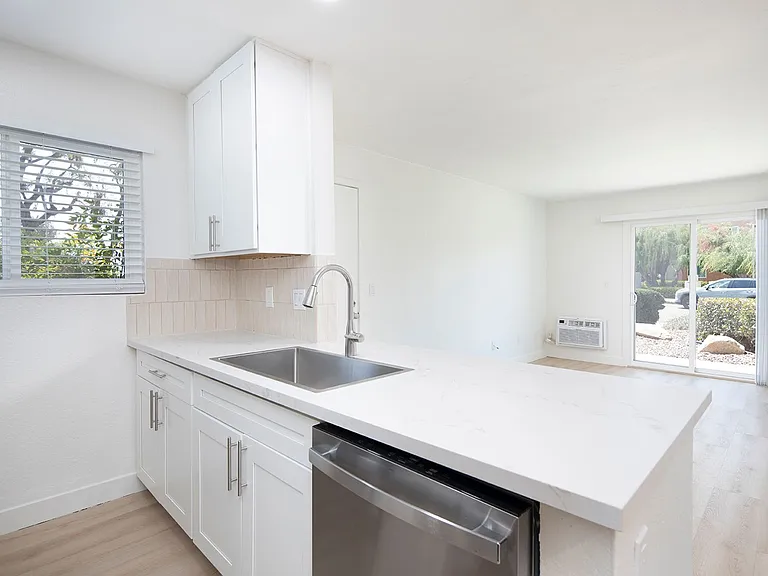 Wexford Manor Apartments — Photo 23