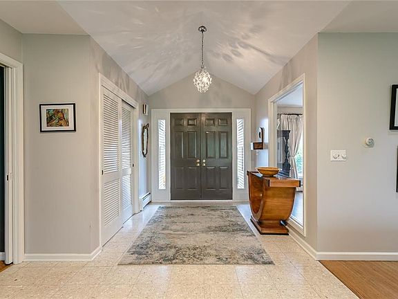 5th image of 14 Falconbridge Dr