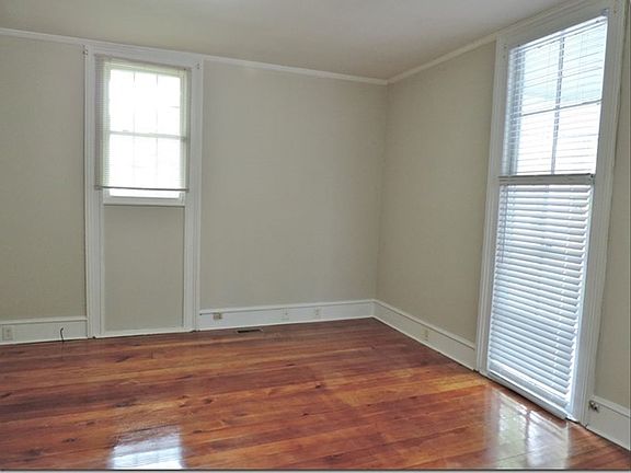 3rd image of 404 Vance St NE #A