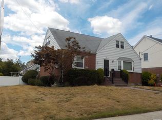 14 Gotham St, Valley Stream, NY 11581