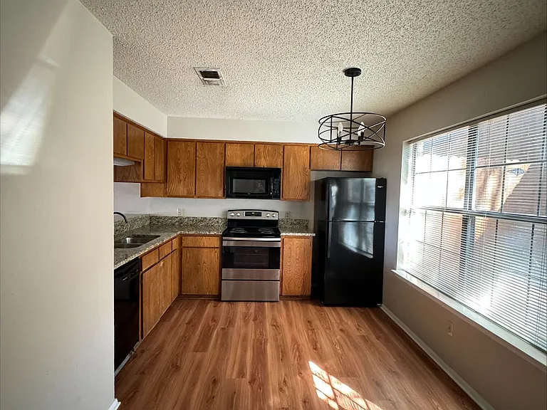 1227 Dallas Dr — Photo 2