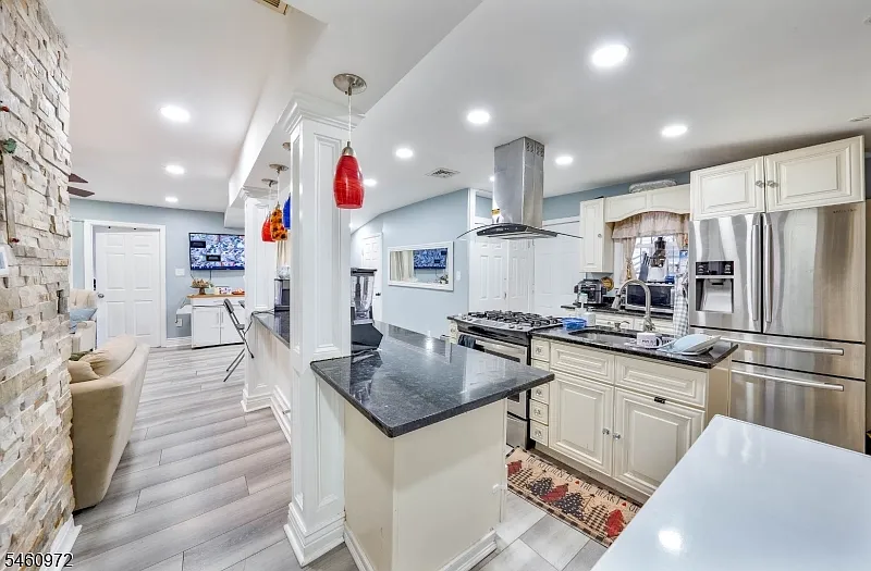 5 bed, 2.0 bath, $3,250 — Photo 2