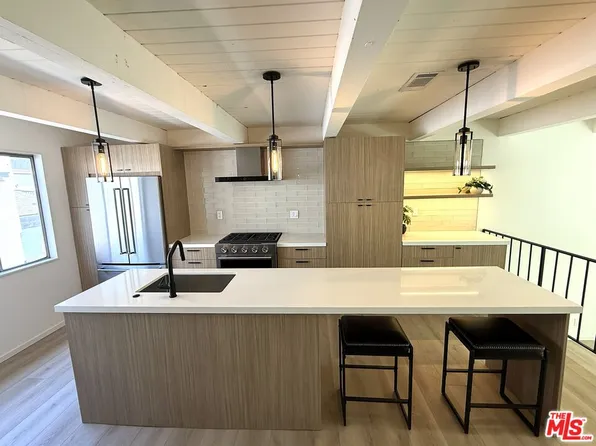 6639 Green Valley Cir, Culver City, CA 90230