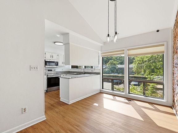 4th image of 306 Oak Tree Dr #306