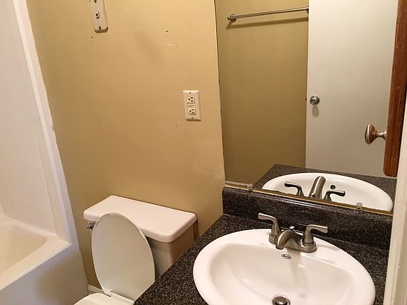 5th image of 71 Evergreen Ln APT 6