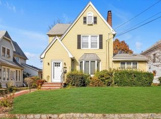 17 Baker Hill Rd, Great Neck, NY 11023