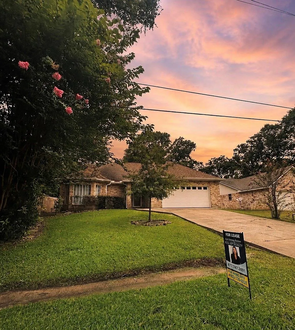 3 bed, 2.0 bath, 2175 sqft, $2,075 — Photo 2