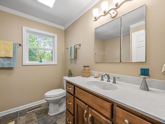 4th image of 179 Jones Cir