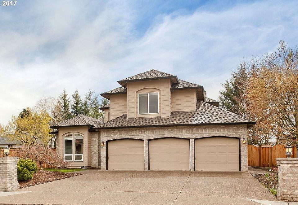 House w/ 3car garage, viewing from the cul-de-sac