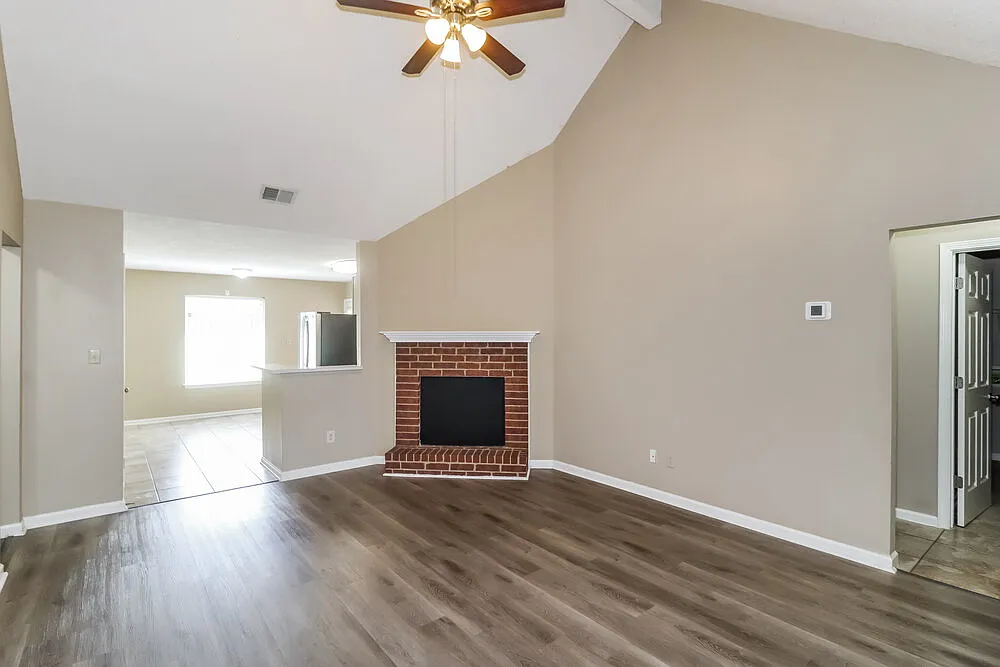 3 bed, 2.0 bath, 1328 sqft, $1,755 — Photo 4