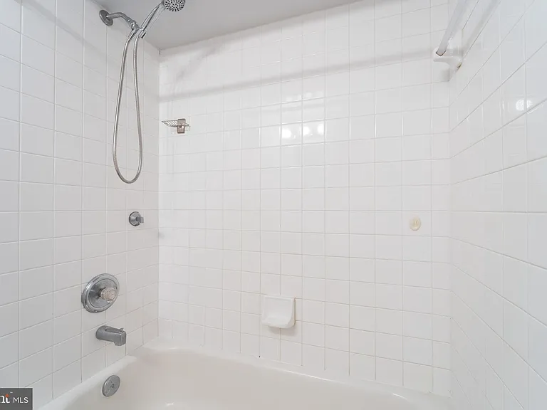 413 Lakeview Ct — Photo 26
