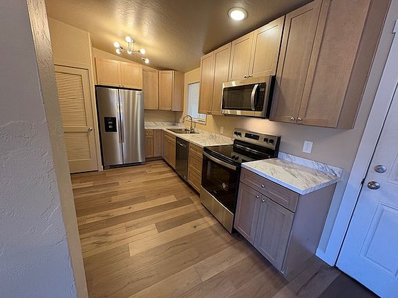 4th image of 1039 Walnut Ave