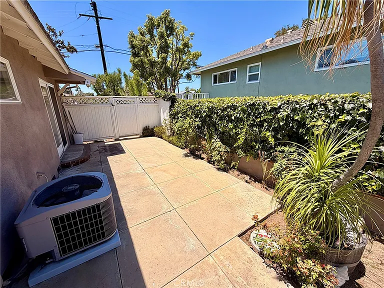 800 N Richman Ave — Photo 28