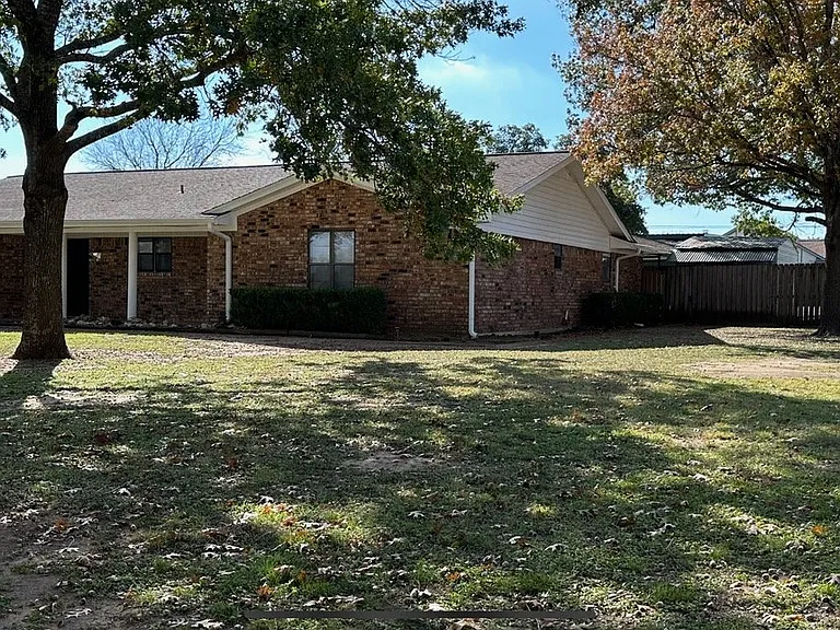 140 Towne West Dr — Photo 1