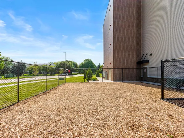 Deville Manor, 110 5th St #103, Oswego, IL 60543