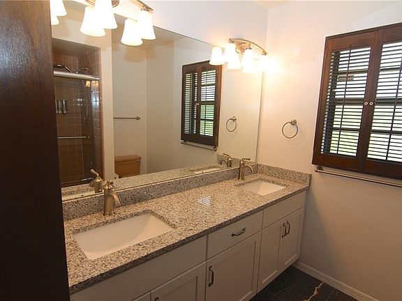 4th image of 4020 Priory Cir