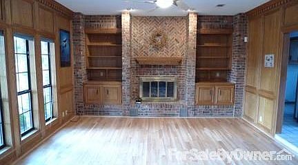 Family room : View from front entrance, maple hardwoods, wood burning fireplace