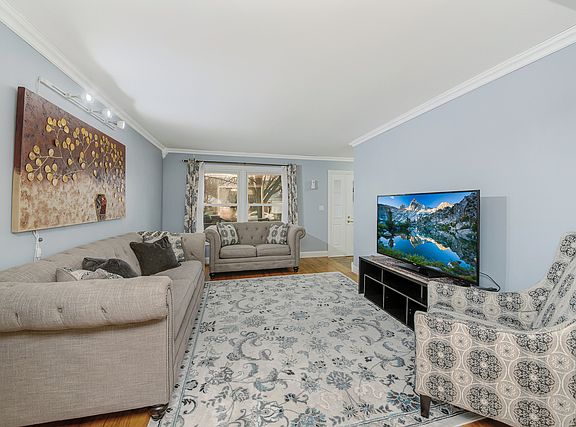 3rd image of 27W417 Melrose Ln
