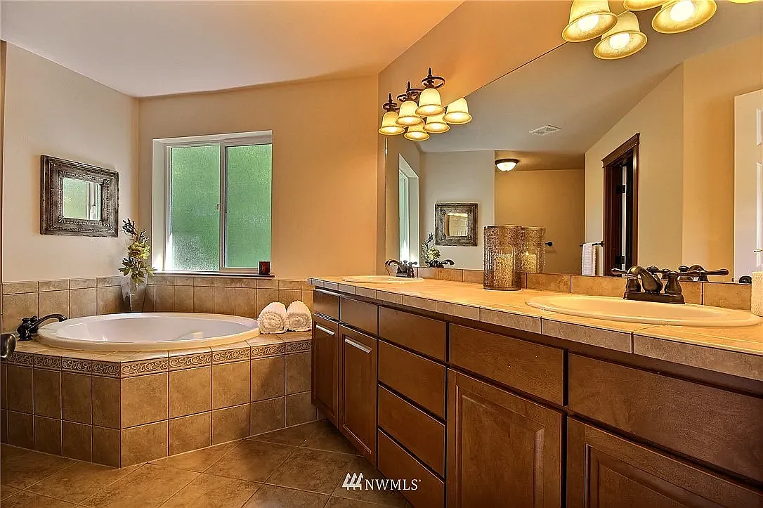 4 bed, 2.5 bath, 2300 sqft, $3,950 — Photo 4