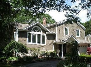 21 Columbine Rd, Paramus, NJ 07652