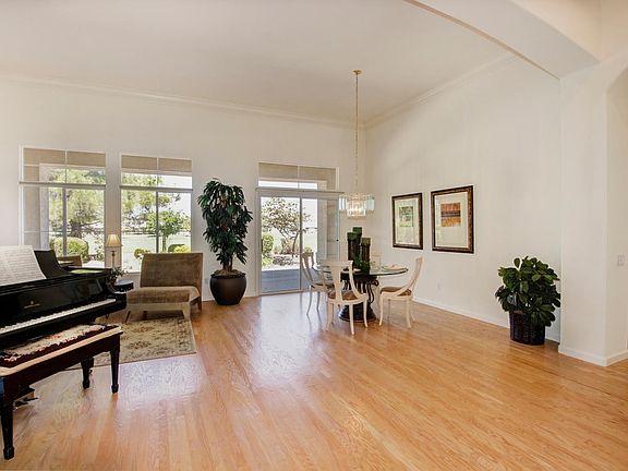 Living/dining area