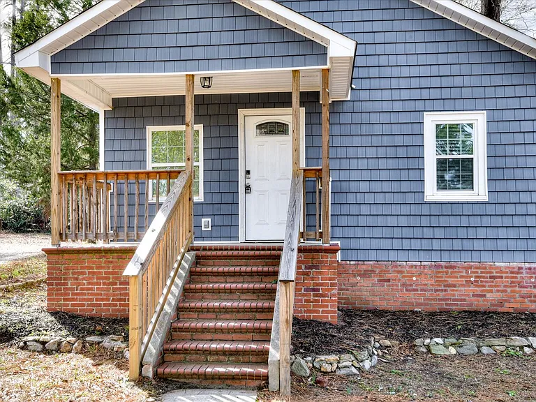 2818 Hazel St — Photo 2