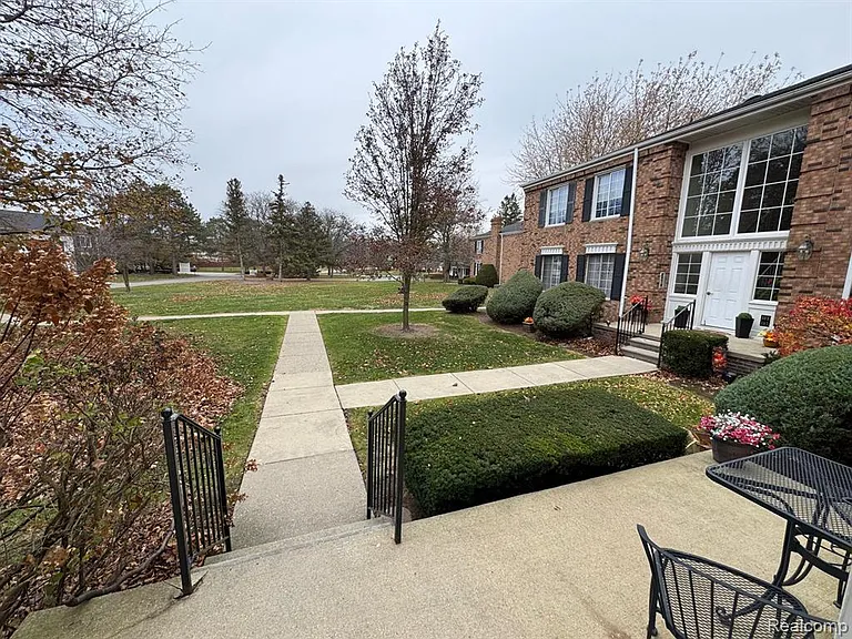 587 E Fox Hills Dr — Photo 2