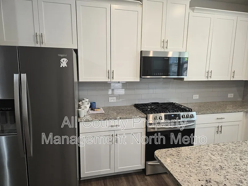 3 bed, 3.5 bath, 2688 sqft, $2,950 — Photo 4