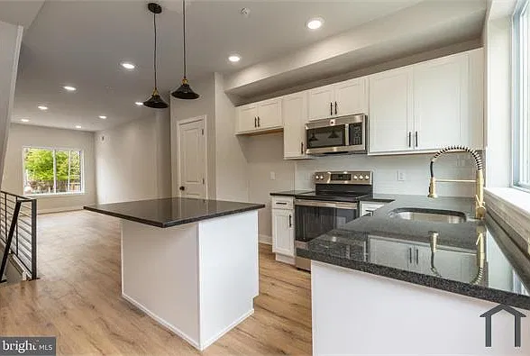4 bed, $2,220 — Photo 3