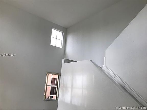 5th image of 940 Tulip Cir
