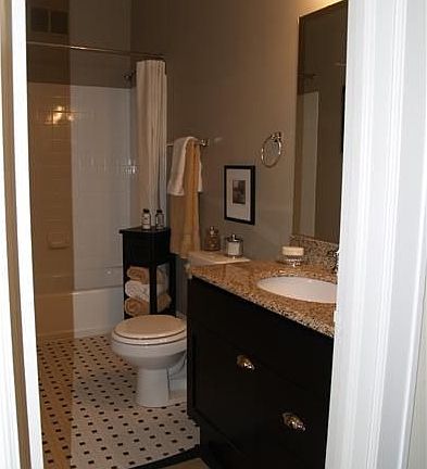BAthroom tiled and spacious