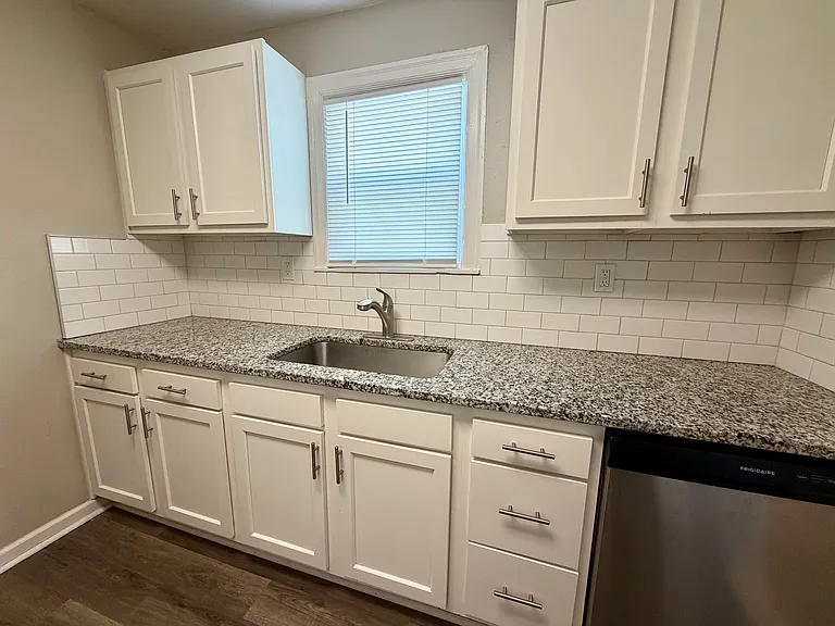 815 E Albert Ave — Photo 11