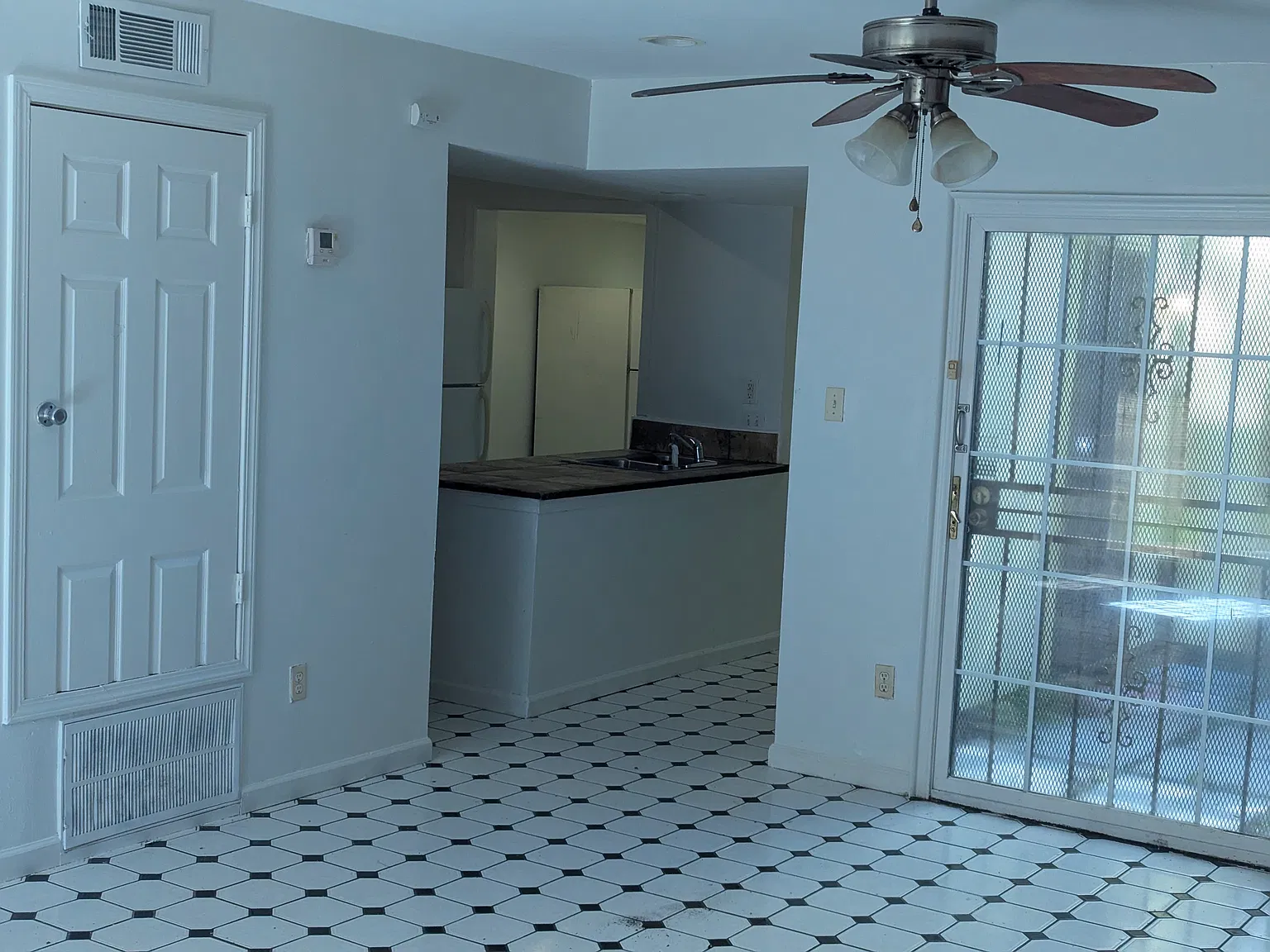 4 bed, 2.5 bath, 1700 sqft, $1,800 — Photo 2