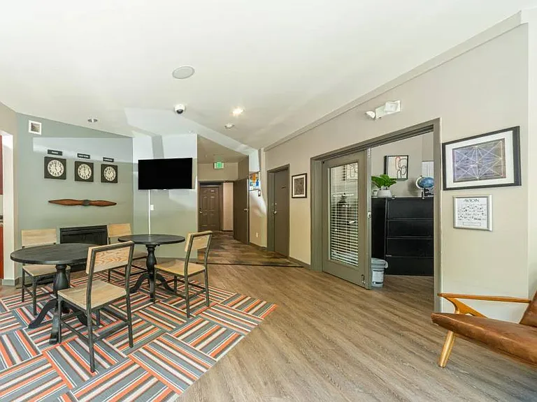 Avion Apartments — Photo 11
