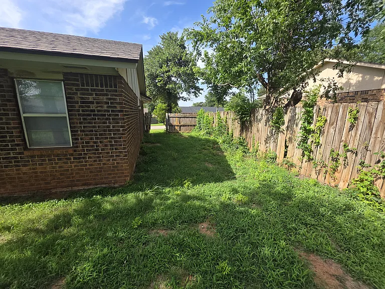 Side entrance to backyard