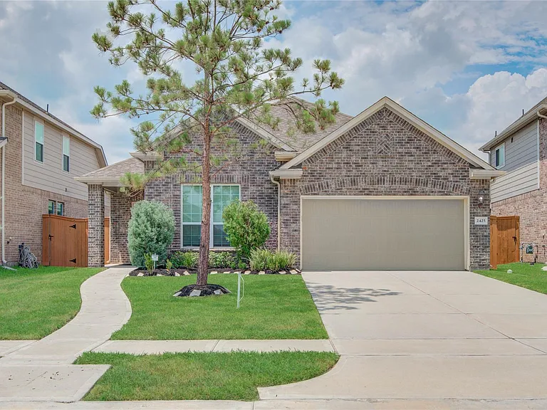 2425 Temple Crag Dr — Photo 1