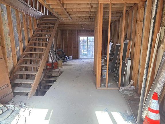 3rd image of 2047 Watkins St